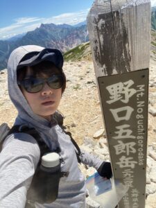 野口五郎岳を登る増田さん