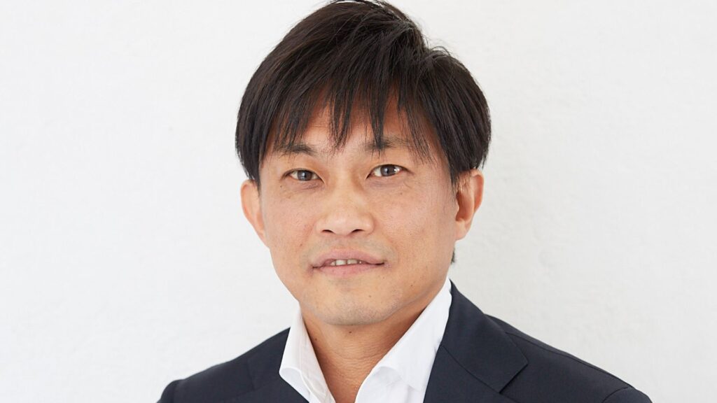ジャケット姿の永嶋さん